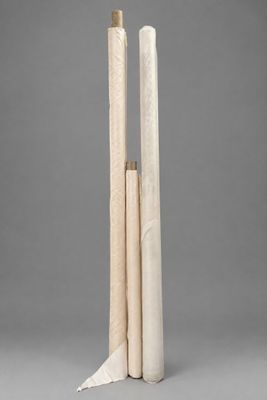 deux rouleaux de papier blanc posés l'un à côté de l'autre sur une surface grise