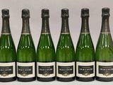 six bouteilles de champagne sont alignées