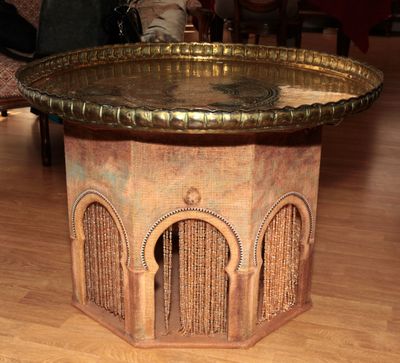 une image représentant une table sur laquelle est posé un plateau en métal