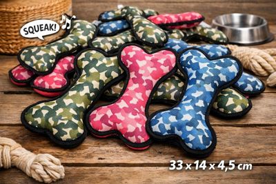 un gros plan sur un tas de jouets pour chiens posés sur une table en bois