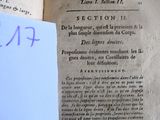 une feuille de papier posée sur un livre ouvert