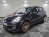 la photo d'une petite voiture noire garée dans un garage
