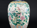 une image représentant un vase orné d'un oiseau et de fleurs
