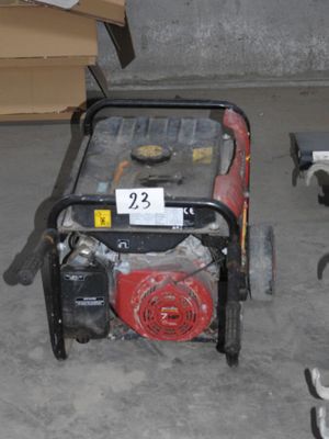 un petit générateur qui se trouve dans un garage