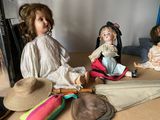 trois poupées assises ensemble sur une table
