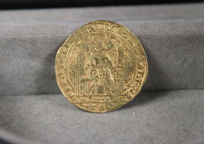 une image représentant une pièce d'or posée sur un tissu