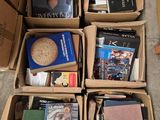 de nombreux cartons de livres posés sur le sol les uns à côté des autres