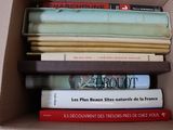 plusieurs livres empilés dans une boîte