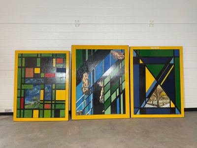 trois tableaux accrochés au mur d'un immeuble avec un escalier