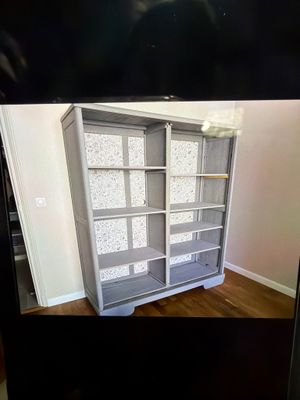 a picture of a tv screen with a picture of a bookcase