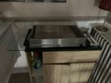 un four de cuisinière posé sur un plan de travail de cuisine