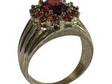 une image d'une bague sertie d'un grenat