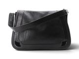 sac à bandoulière en cuir noir sur fond blanc, avec des découpes