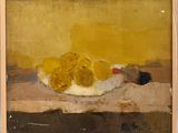 peinture représentant une assiette de fruits posée sur une table, sur fond jaune