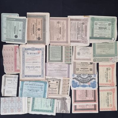 de nombreux types différents de billets anciens et récents posés sur une surface noire