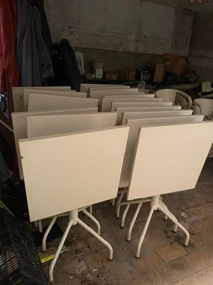 un grand nombre de chaises dans une pièce