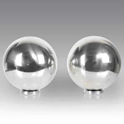 paire de salières et poivrières en forme de boules en acier poli