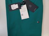 un polo vert avec une étiquette au niveau du col