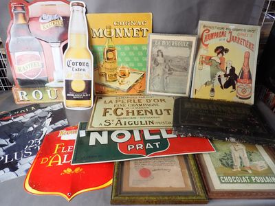 de nombreux types de pancartes et d'affiches sur la table