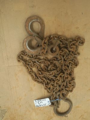 plein de chaînes et une paire de ciseaux par terre