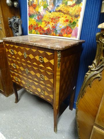 Petite commode ouvrant par trois tiroirs à décor marqueté de cube...
