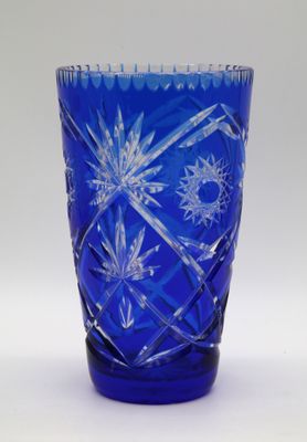 un vase en verre bleu orné d'un motif en forme d'étoile