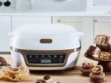 une photo d'une cuisine avec un gâteau et des desserts sur la table