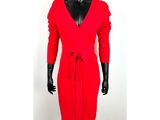 une robe rouge de femme sur un mannequin, un mannequin, un mannequin, un mannequin, un mannequin, un mannequin, un mannequin, un mannequin
