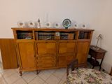 une armoire en bois dans un coin d'une pièce où se trouve une chaise