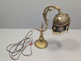 une lampe posée sur une table à côté d'un cordon