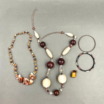 plusieurs colliers et bracelets différents disposés sur une table