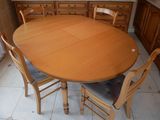 une table en bois entourée de quatre chaises dans la cuisine