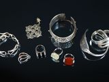 tout un tas de bagues et de bracelets de toutes sortes posés sur une table
