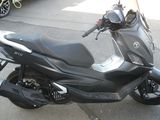 une moto garée sur le côté de la rue