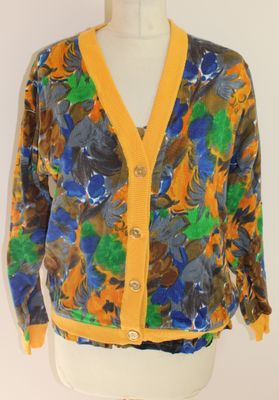 une photo d'un cardigan coloré pour femme, présenté sur un mannequin
