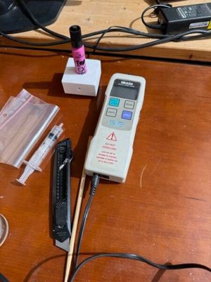 une photo d'un bureau d'ordinateur avec un clavier, une souris et d'autres appareils électroniques