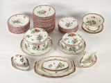 beaucoup d'assiettes, de tasses et de soucoupes sur la table