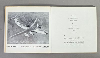 un livre ouvert sur lequel figure l'image d'un avion volant dans le ciel