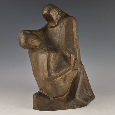 statue d'une femme tenant un bébé dans ses bras