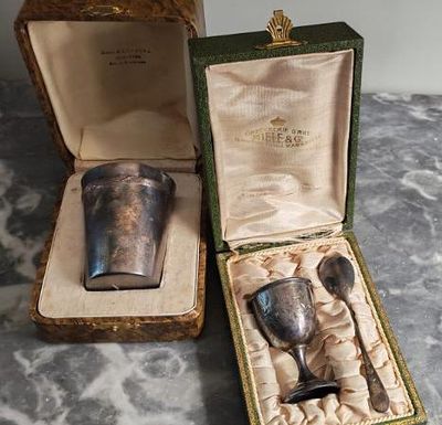 deux cuillères et une cuillère dans une boîte posée sur une table