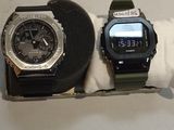 deux montres posées l'une à côté de l'autre sur un oreiller