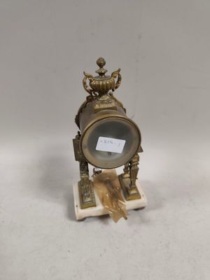 une petite horloge posée sur une table