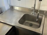 un évier avec un robinet et un lave-vaisselle dans une cuisine