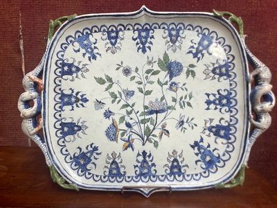 une assiette bleue et blanche décorée de fleurs, posée sur une table