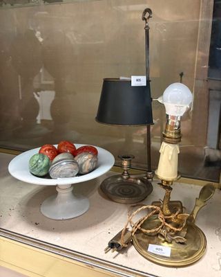 une table sur laquelle se trouvent une assiette de fraises et une lampe