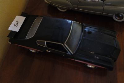 deux petites voitures posées sur une table
