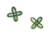 une paire de boucles d'oreilles en forme de fleurs émeraude sur fond blanc