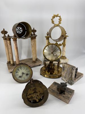 ENSEMBLE de pendules et éléments de pendules.