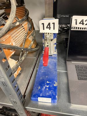 un ordinateur portable posé sur une étagère en métal