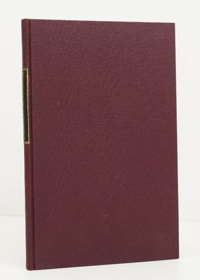 un livre rouge avec une poignée dorée sur un fond blanc
